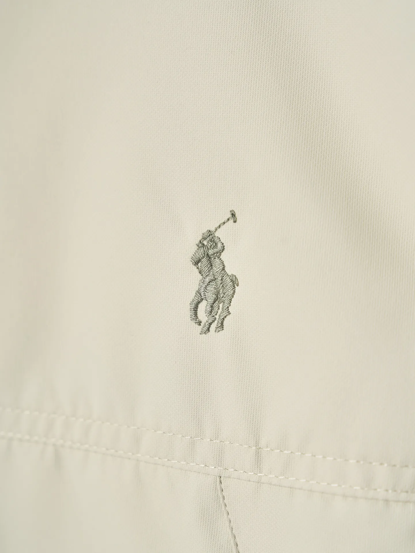 P980 Actual auction】Ralph Lauren/Ralph Lauren pony embroidered zipper hooded down jacket [Ready stock] S M L XL high-quality filling: 90 white duck down is selected, weighing 220g, ensuring excellent thermal insulation performance. After strict screening and processing, the velvet is not easy to be drilled, ensuring durability. The density of high-density nylon taffeta is about 210T-300T, with a smooth and slightly matte surface, excellent windproof and waterproof properties (with DWR water-repellent treatment), strong wrinkle resistance and easy care, in line with the positioning of American casual "durable and practical".  The inner lining is made of 100% polyamide. The high-density and tight weaving process prevents fine lint from getting out of the gaps in the fabric. The smooth surface improves the putting on and taking off experience, and the excellent wear and tear resistance ensures damage caused by frequent use, while the light and soft texture does not affect the overall weight.  The classic jacket has a slightly loose fit, slightly dropped shoulder line (shoulder width is 1-2cm wider than the standard fit), is hip-length, and has slightly tapered straight sleeves, taking into account both freedom of movement and casual style.  The adjustable Velcro on the cuffs allows you to freely adjust the tightness according to the thickness of your wrist and personal preferences, effectively preventing cold wind from intruding, and improving the warmth performance.  In terms of storage, the two front zipper pockets are convenient for you to place frequently used items, and the zipper design ensures that items are not easily lost. A built-in pocket on the left side of the chest provides a safe storage space for some small private items.  The drawstring design at the hem allows you to adjust the shape of the jacket according to your body shape and dressing needs. Whether it is loose and casual or slim and neat, you can easily control it.  Embroidery technology: Polo horse logo on the left chest: flat satin stitch embroidery (satin embroidery), embroidery thread: 100% polyester high color fastness embroidery thread (the color number is consistent with the brand’s standard red color card), stitch density 12-15 stitches/cm, the outline of the horse logo is clear, and the details of the rider and horse are burr-free.  Embroidery positioning: precise positioning through the template (12cm from the neckline and 8cm from the placket) to ensure left and right symmetry and centering.